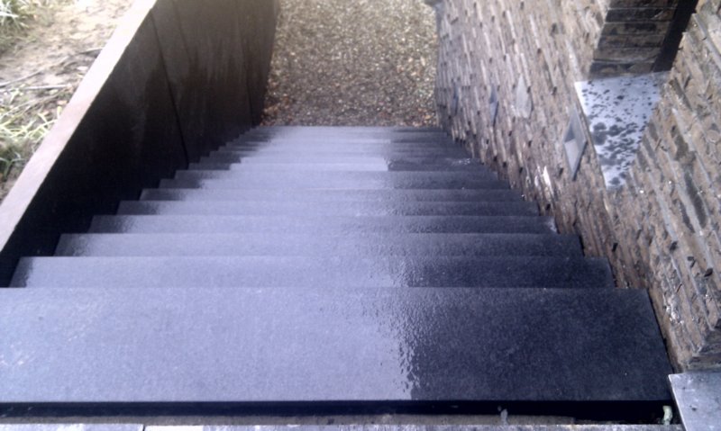 bestaandebetonnentrapbekleedmetbasaltsteen3.jpg