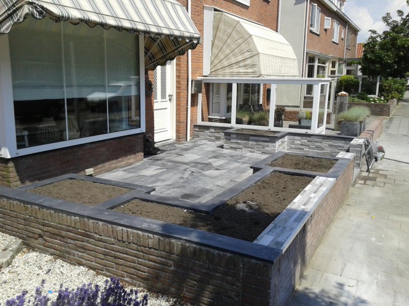 bouwtuinnoordwijkplantenbakkenmetkeramischesteenstrip3.jpg