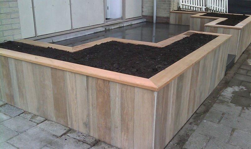tuinmetplantenbakkenvankeramischetegelsmethoutimitatie.jpg