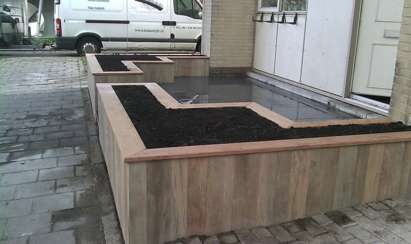 tuinmetplantenbakkenvankeramischetegelsmethoutimitatie2.jpg